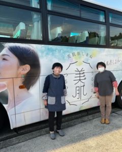 手織り体験に来られた観光バスの前で記念写真