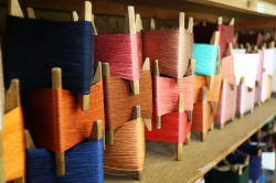 棚に並べてある色とりどりの絹糸(本真綿糸)