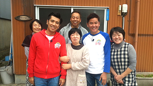 にじいろジーンから取材に来たガレッジセールさんと一緒に記念撮影